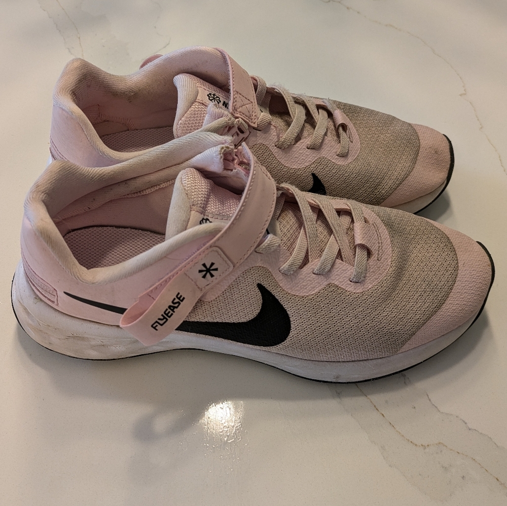 Pink Nike Flyease 6Y